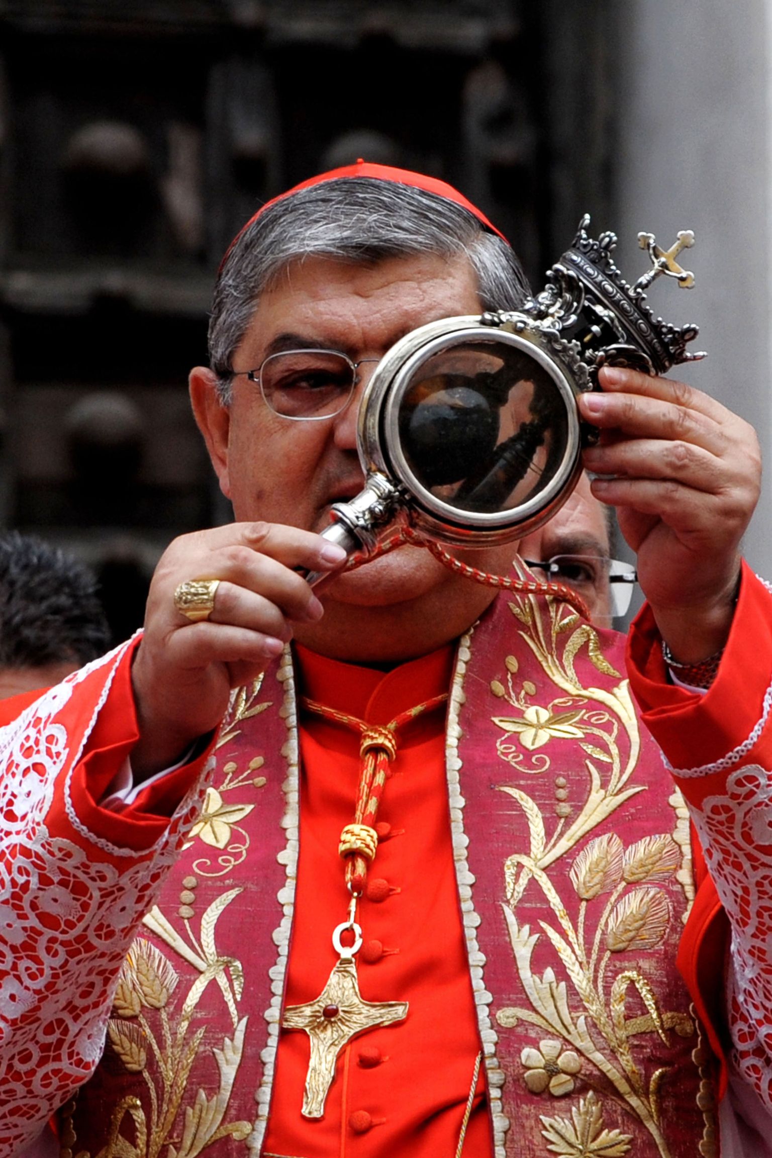 Napoli peapiiskop Crescenzio Sepe näitamas San Gennaro vereanumat