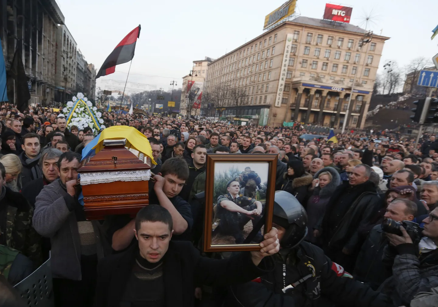 Ühe eilsetes kokkupõrgetes hukkunud aktivisti matuserongkäik Kiievis reedel.