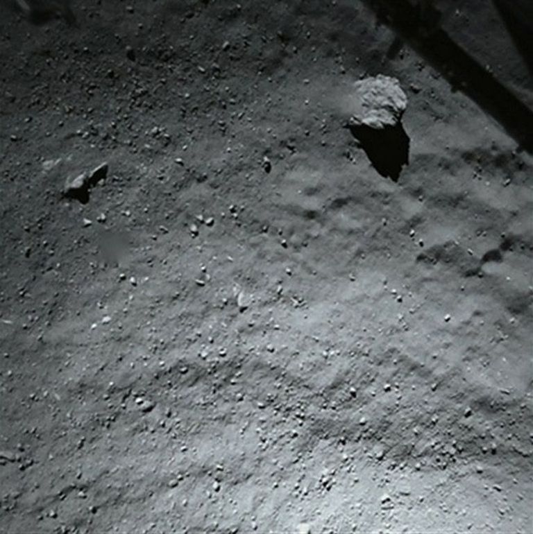Philae laskumise ajal tehtud foto komeedi pinnast.                                                                    Foto: ESA