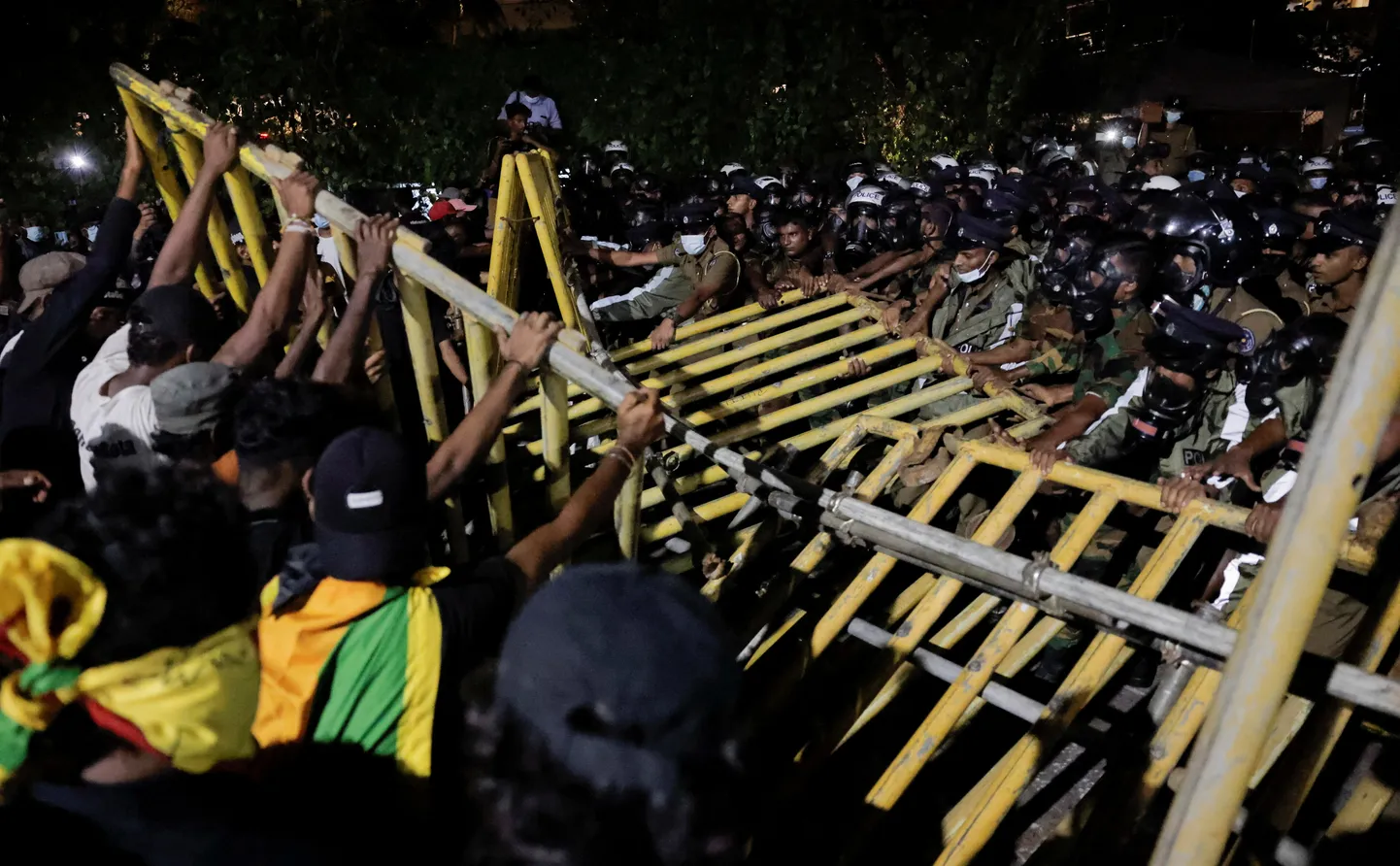 Sri Lanka pealinnas Colombos on muutunud presidendipalee juures protestid igapäevaseks nähtuseks