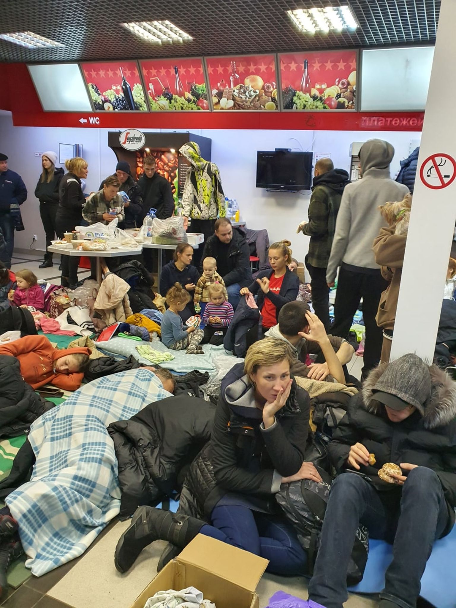 Põgenikud esmaspäeva õhtul Šumilkino tanklas tormivarjus.
