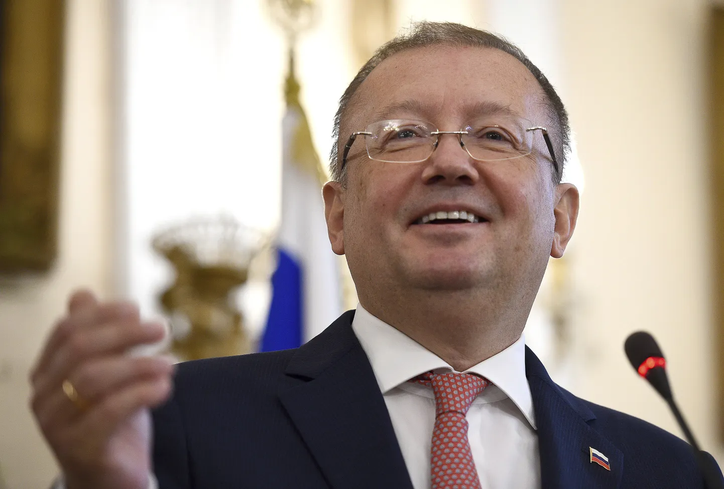 Vene suursaadik Aleksander Jakovenko neljapäeval Vene Londoni saatkonnas pressikonverentsi andmas.