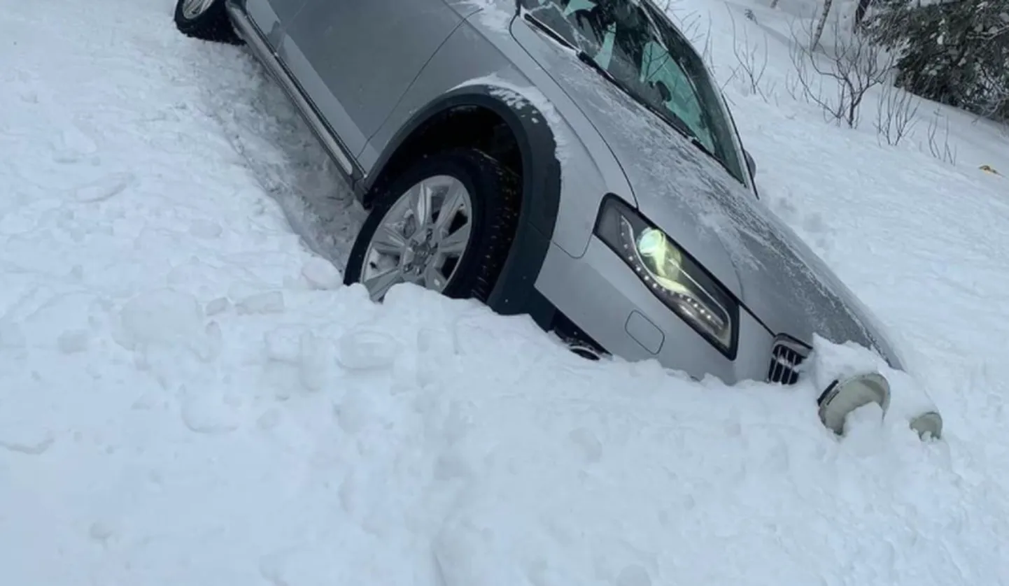 Mattias Ekströmi Audi vajus Lapimaa MM-rallil rajaga tutvudes kraavi.