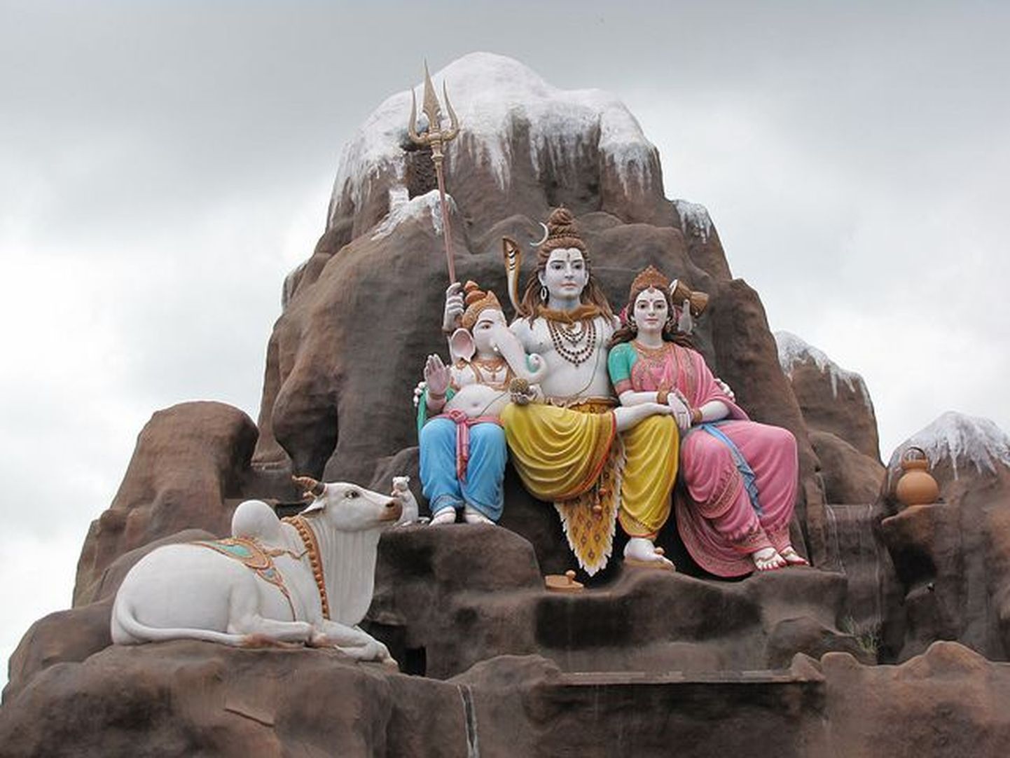 Hindu jumalate kujud ashramis.