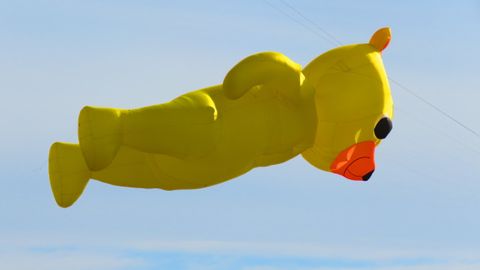 Фото: в небе над Пярну летают гигантские воздушные змеи
