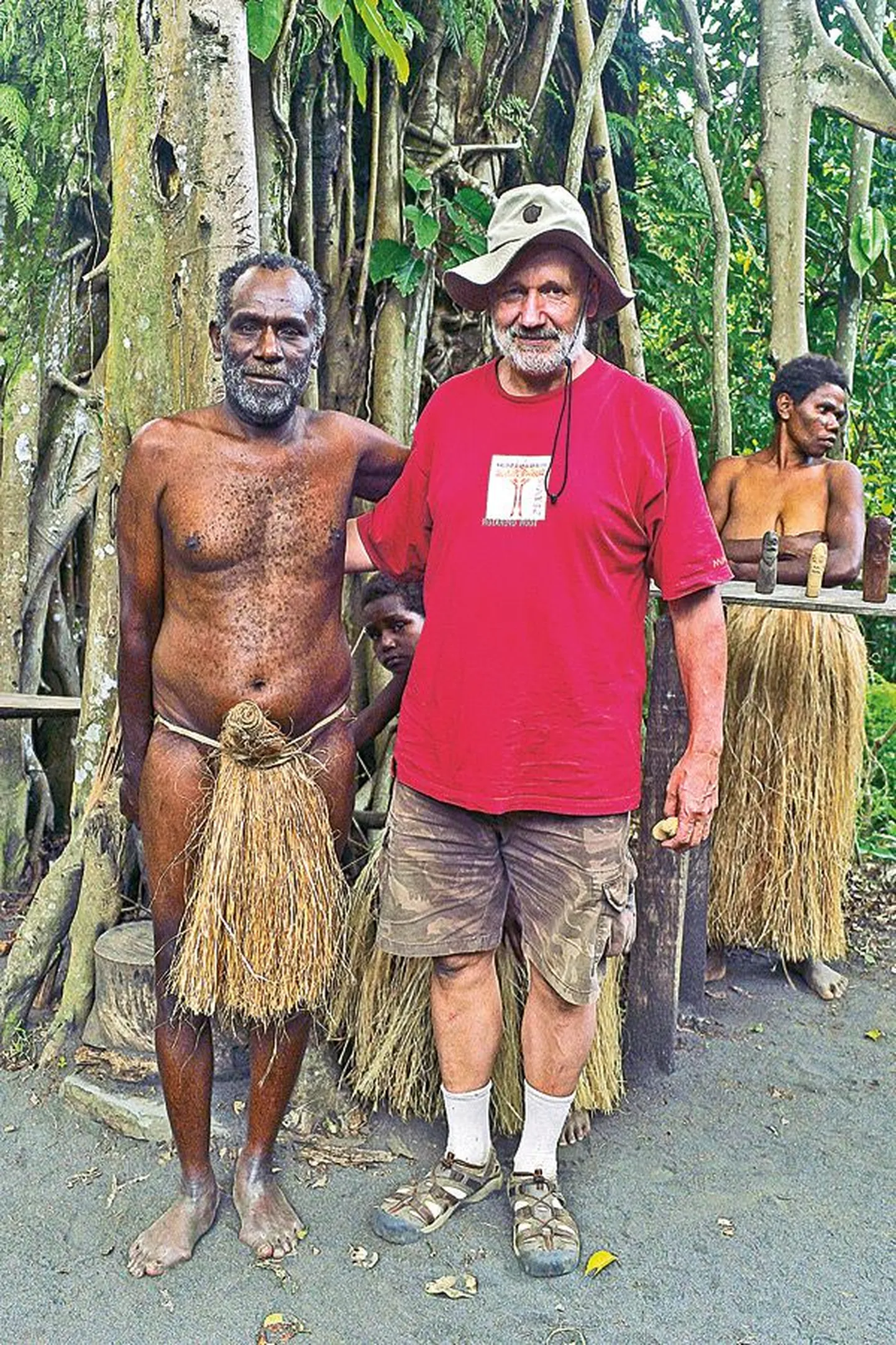 Looduse- ja reisimees Hendrik Relve koos hõimupealikuga Vanuatul, millest koos teiste troopiliste saartega saab aimu Vikerraadio eetrisse naasvas saates «Kuula rändajat».