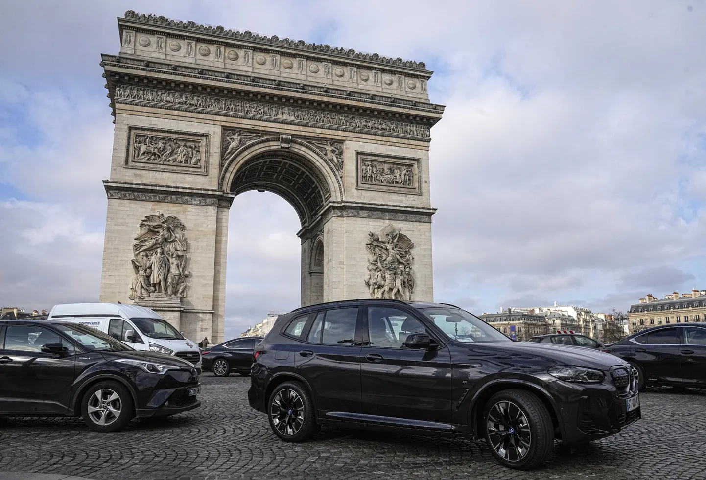Autod kuulsal Champs Elysees' avenüül Triumifkaare juures.