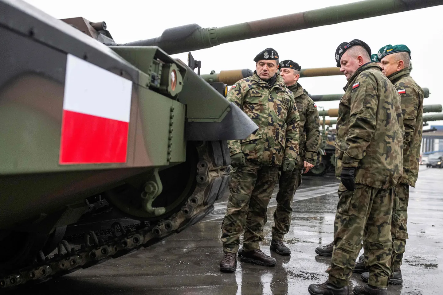 Poola armee sõdurid seisavad sadamas tankide kõrval pärast esimeste K2 tankide ja K9 haubitsate saabumist Poola detsembris.