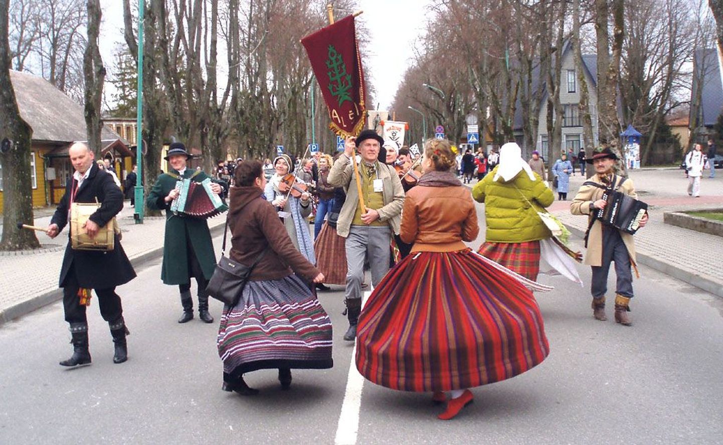 Folkloorifestivali peasündmuseks kujunes rongkäik läbi linna Birute mäeni.
