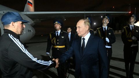 VANGIDE VAHETUS ⟩ Levib kõnekas pilt: nii kallistas Putin palgamõrtsukat