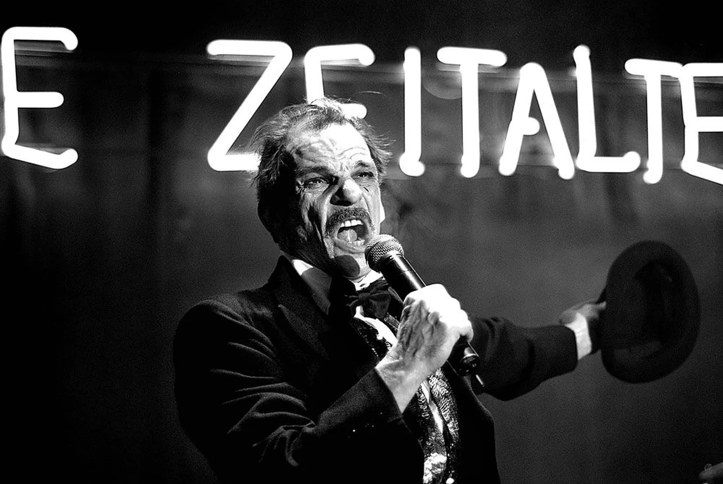 Aasta oodatuim esilinastus – «Püha Tõnu kiusamine». Prantsusmaalt värvatud Denis Lavant aktsioonis.