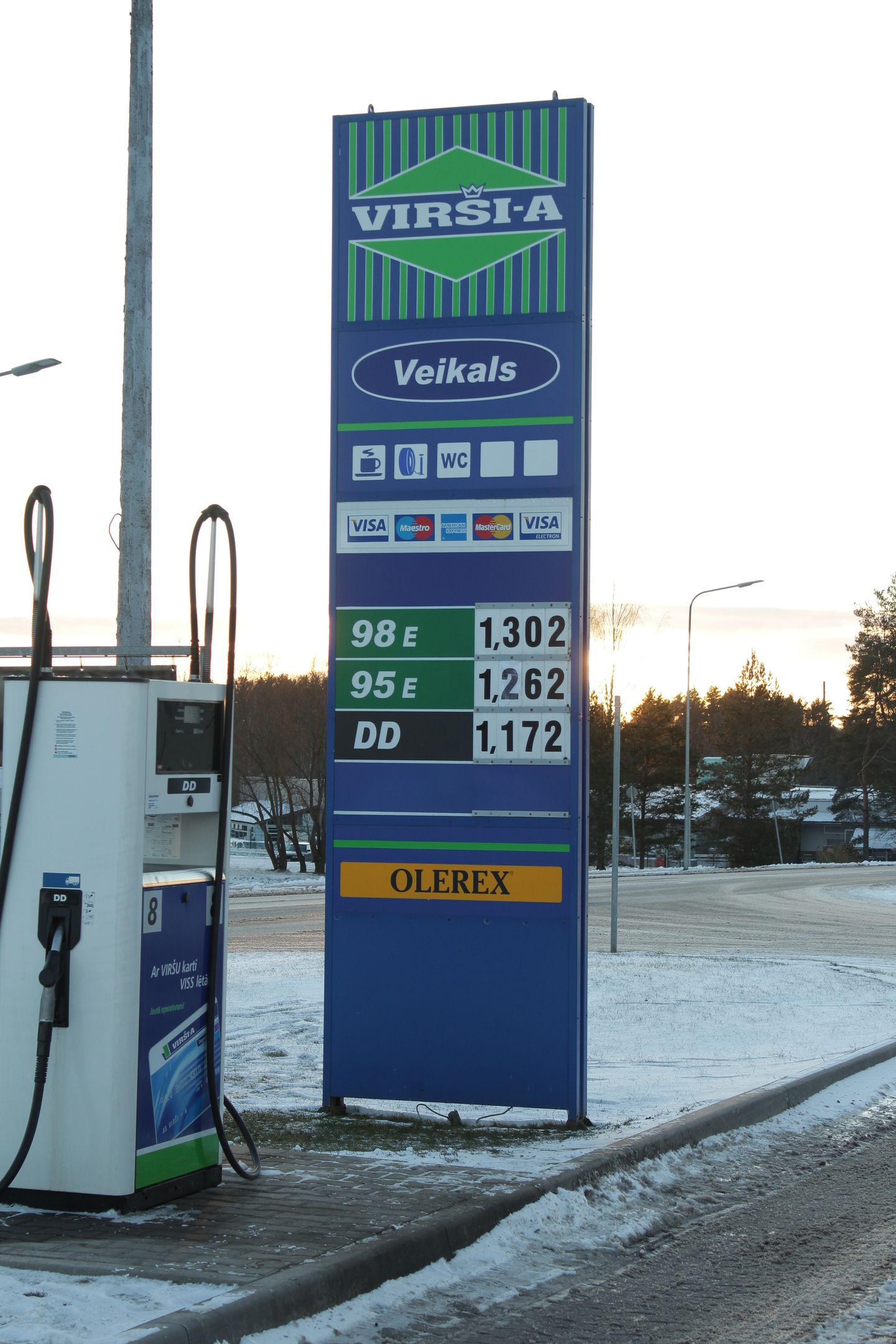 Läti Valka Virši-A tanklas oli bensiini hind kallim kui Eesti Valgas, kus bensiin 95 maksis 1,249 eurot liitrist.