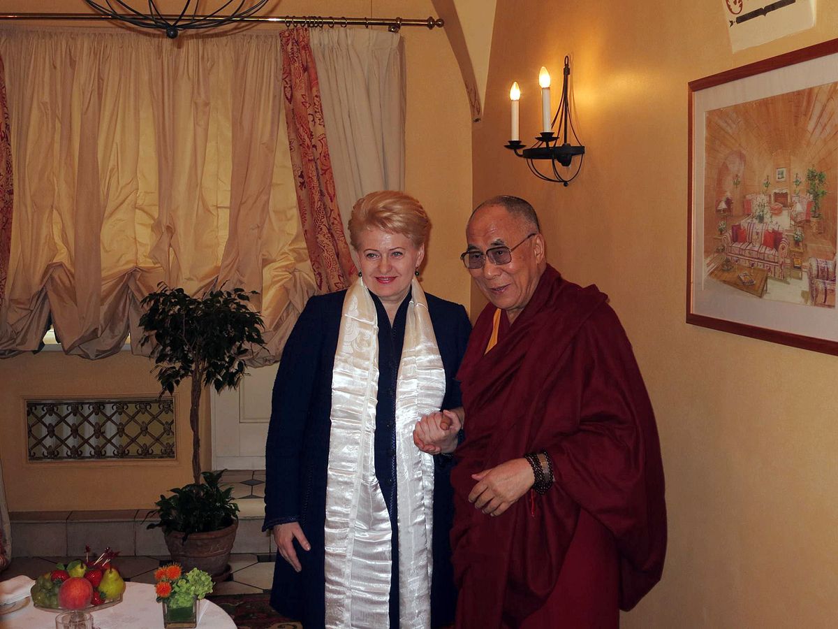 Toreizējā Lietuvas prezidente Daļa Grībauskaite un Dalailama neoficiālas tikšanās laikā Viļņā 2013.gada 11.septembrī