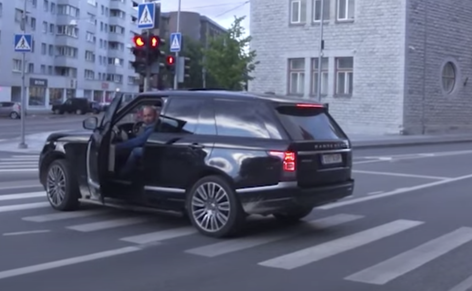 Автомобиль Land Rover перегородил две полосы на столичной улице Гонсиори и вышел разбираться с прохожим.