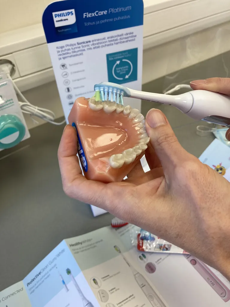 Philipsi elektriline hambahari vibreeriva otsaga.