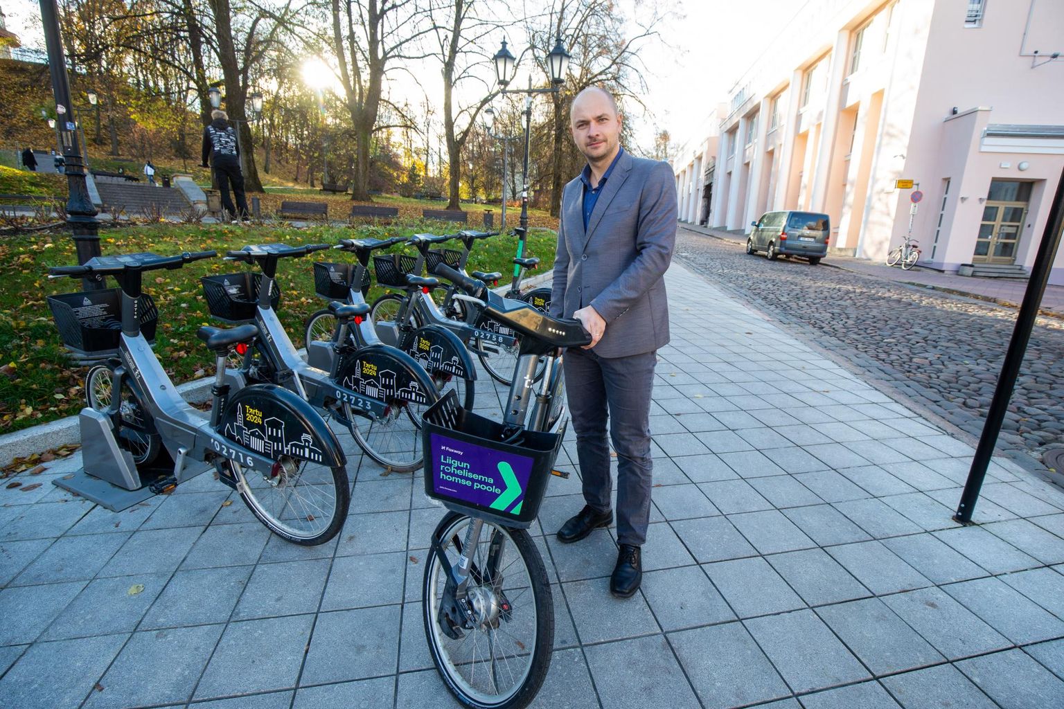 Läinud nädalal oli ülikoolilinna tänavatel 518 rendiratast, neist ühe võttis dokist välja Tartu linnatranspordi juht Roman Meeksa.