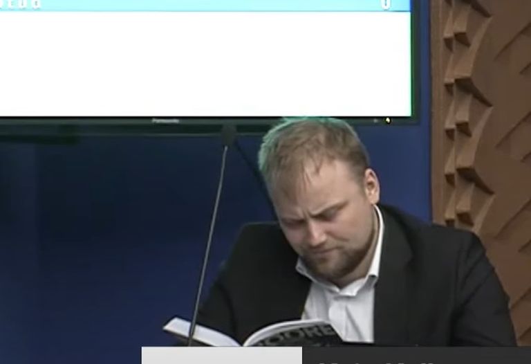 Kristjan Järvan luges riigikogu infotunnis raamatut.