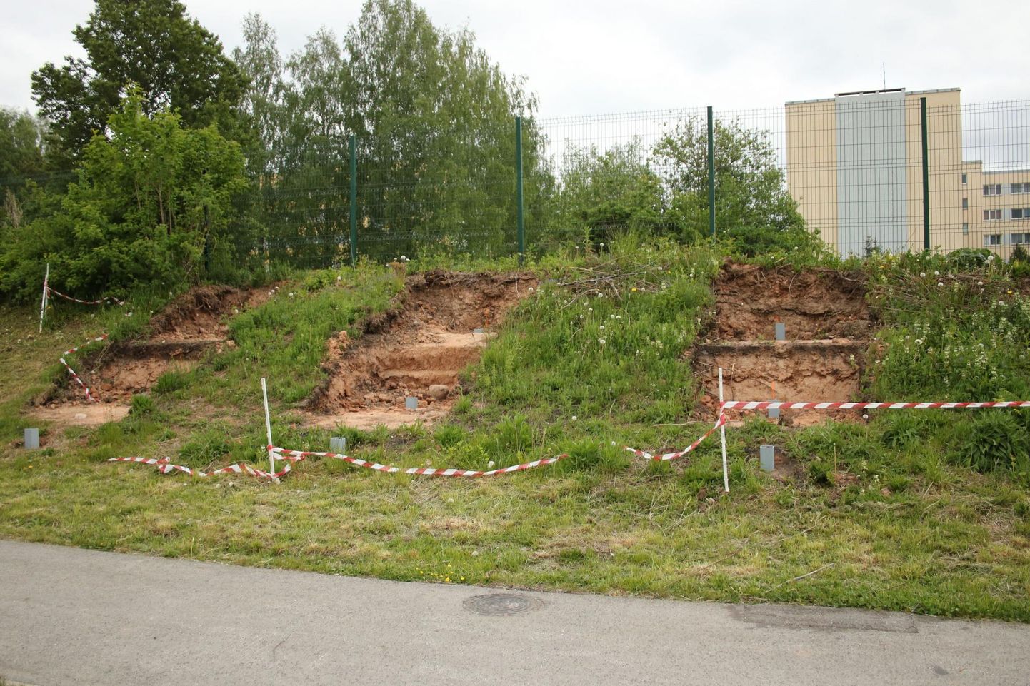 Võru FC Heliose kunstmuruväljaku ääres algas tribüüni ehitus.