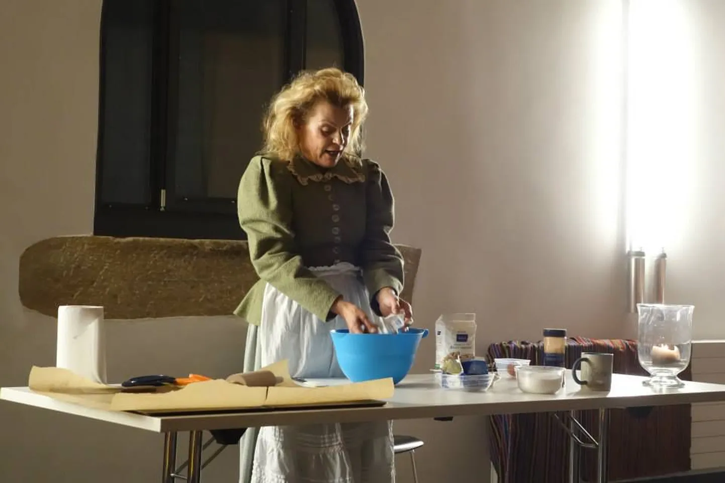 Anne Veesaar küpsetava Lydia Koidulana