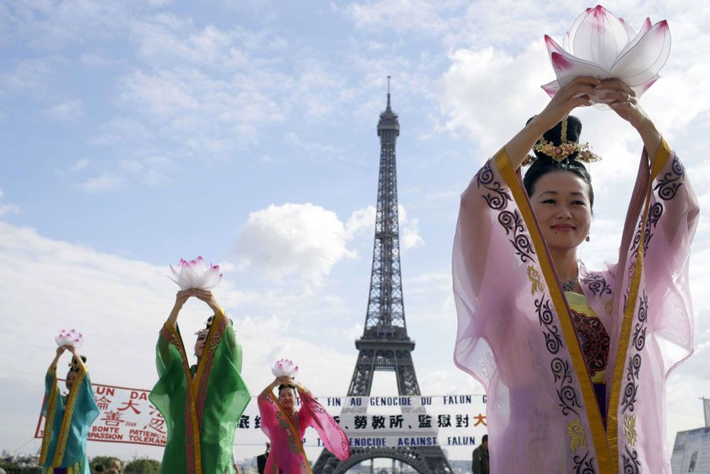 Falun Gongi liikmete meeleavaldus Pariisis, millega nad püüdsid juhtida tähelepanu oma Hiinas elavate ideekaaslaste tapmisele neilt organite röövimise eesmärgil.