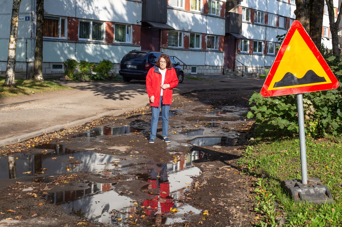 Estonia pst 6. maja juures olevat hooviteed augulappimine enam ei päästa, ent linnavõimud on lubanud seal tänavu kapitaalremondi ära teha.