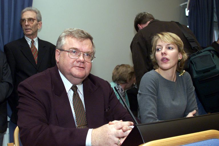 Edgar Savisaar ja Vilja Toomast (toona Savisaar) Tallinna linnavolikogu esimehe valimistel 1999. aastal. Foto: Peeter Sirge / Postimees