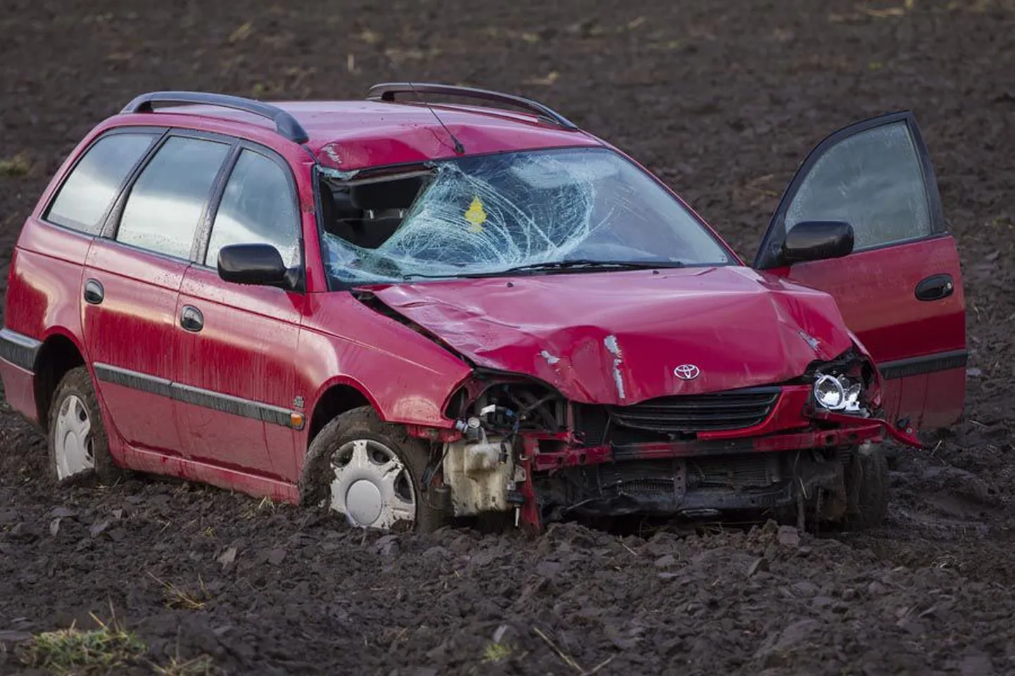 Õnnetuspaigast umbes 500 meetrit eemal põllul oli lömmis kapotiga punane Toyota Avensis.