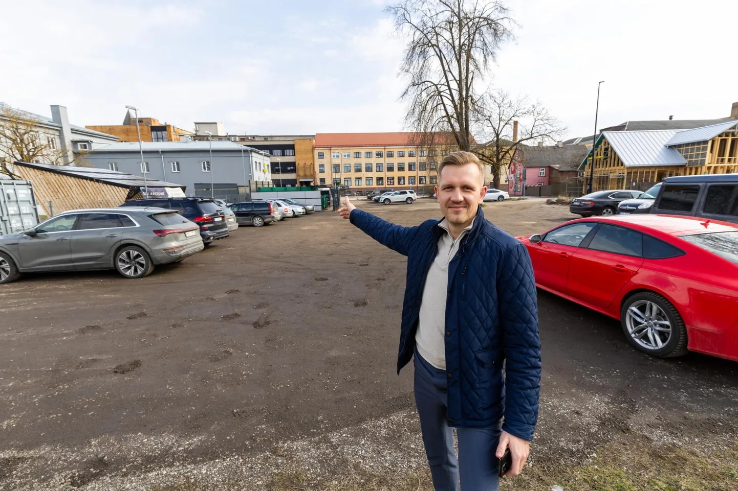 Osaühingu Livida Grupp juhtivpartneri Kaarel Kiidroni selja taha jäävasse parklasse mahub praegu ligi 60 autot. Peagi see aga muutub, sest parkla teeb ruumi kortermajale.