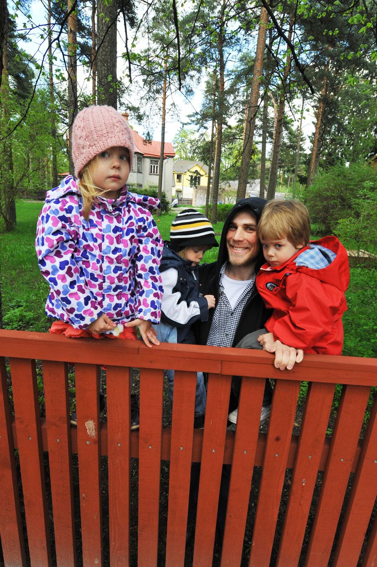 Kolmikute Karli (paremalt), Mattiase ja Ete isa Kalev Vapper tõdeb, et mitmikute kasvatamine nõuab ka mitmekordset hoolt.
