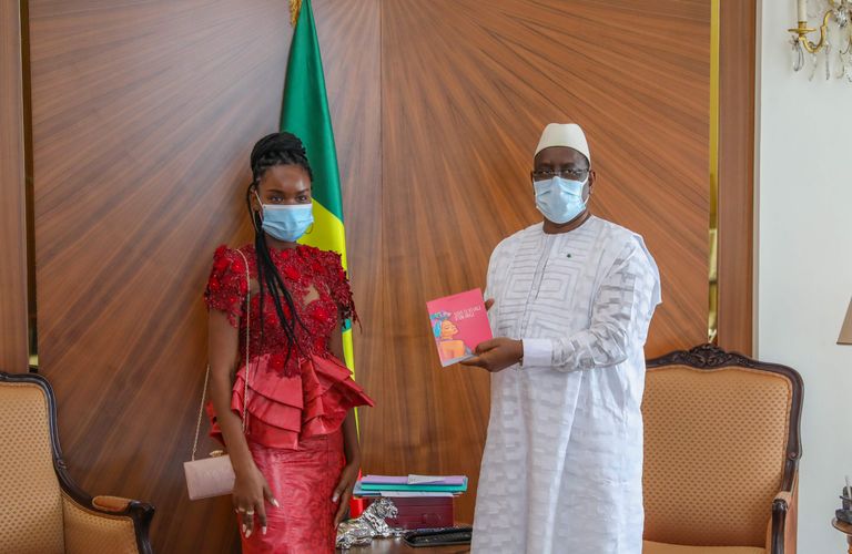 Prantsusmaal Pariisis õppiv Diary Sow külastas 7. augustil 2020 Dakaris Senegali presidenti Macky Salli ja kinkis talle oma raamatu