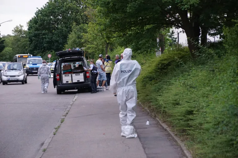 Eile õhtul tappis 28-aastane mees Saksamaal Stuttgardis Fasanenhofstraßel mõõka meenutava esemega enda 36-aastase kasahhist tuttava. Pildil uurijad toimetamas kuriteopaigal.