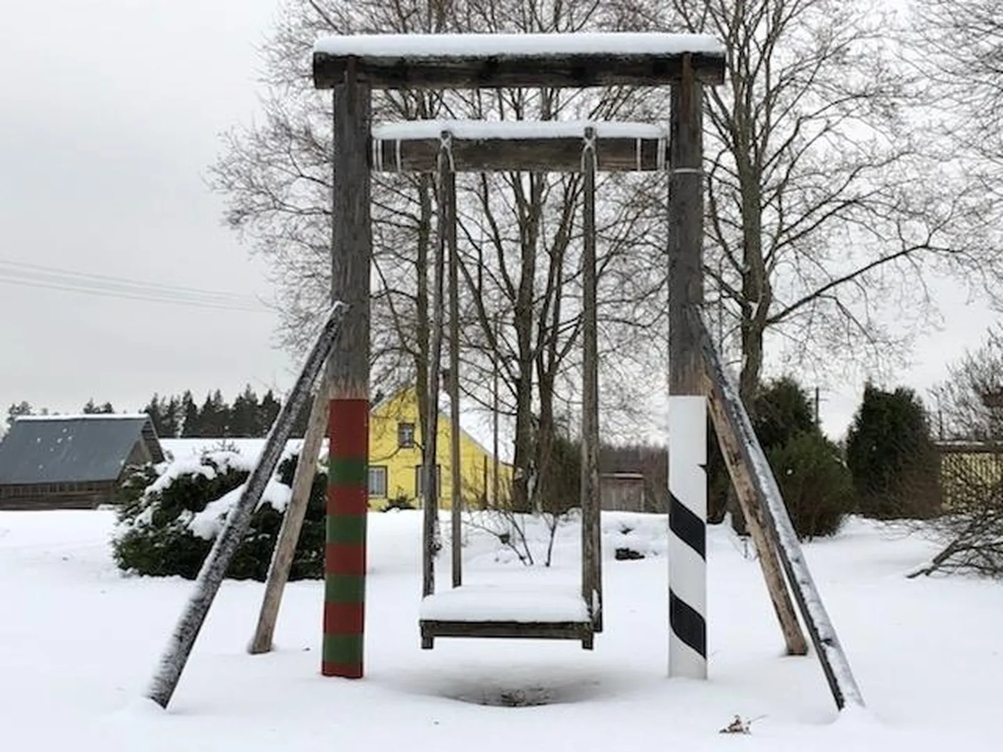 Eesti ja Vene piiripostide kujundust meenutav kiik Lutepää külas Setomaal.