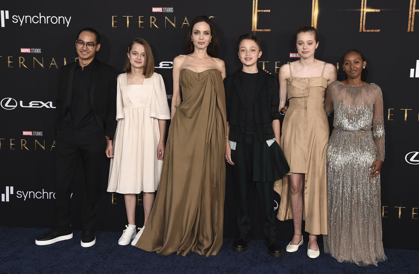 (Vasakult paremale) Maddox, Vivienne, Angelina Jolie, Knox, Shiloh ja Zahara 18. oktoobril Los Angeleses.