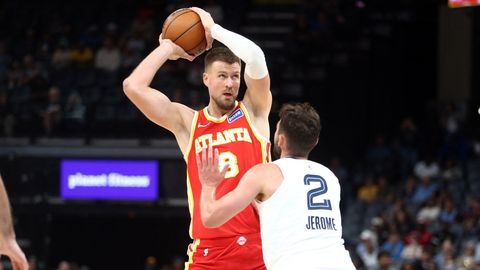 Kristaps Porziņģis blestel v pripravljalni tekmi NBA za Atlanto Hawks