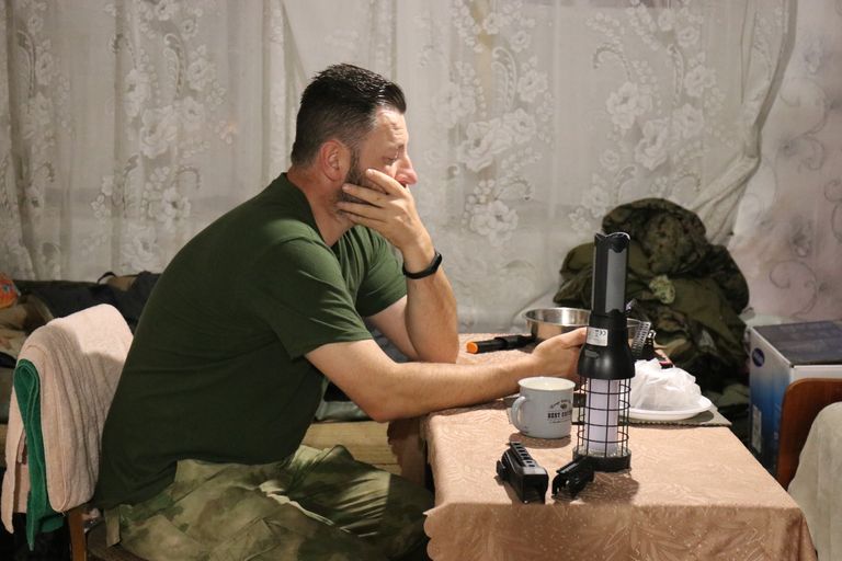 Ukraina natsionialistide organisatsiooni (OUN) pataljoni ülem Aleksei Kolupov oma öömajas üksuse baasis Ida-Ukraina rindel Izjumi kandis.