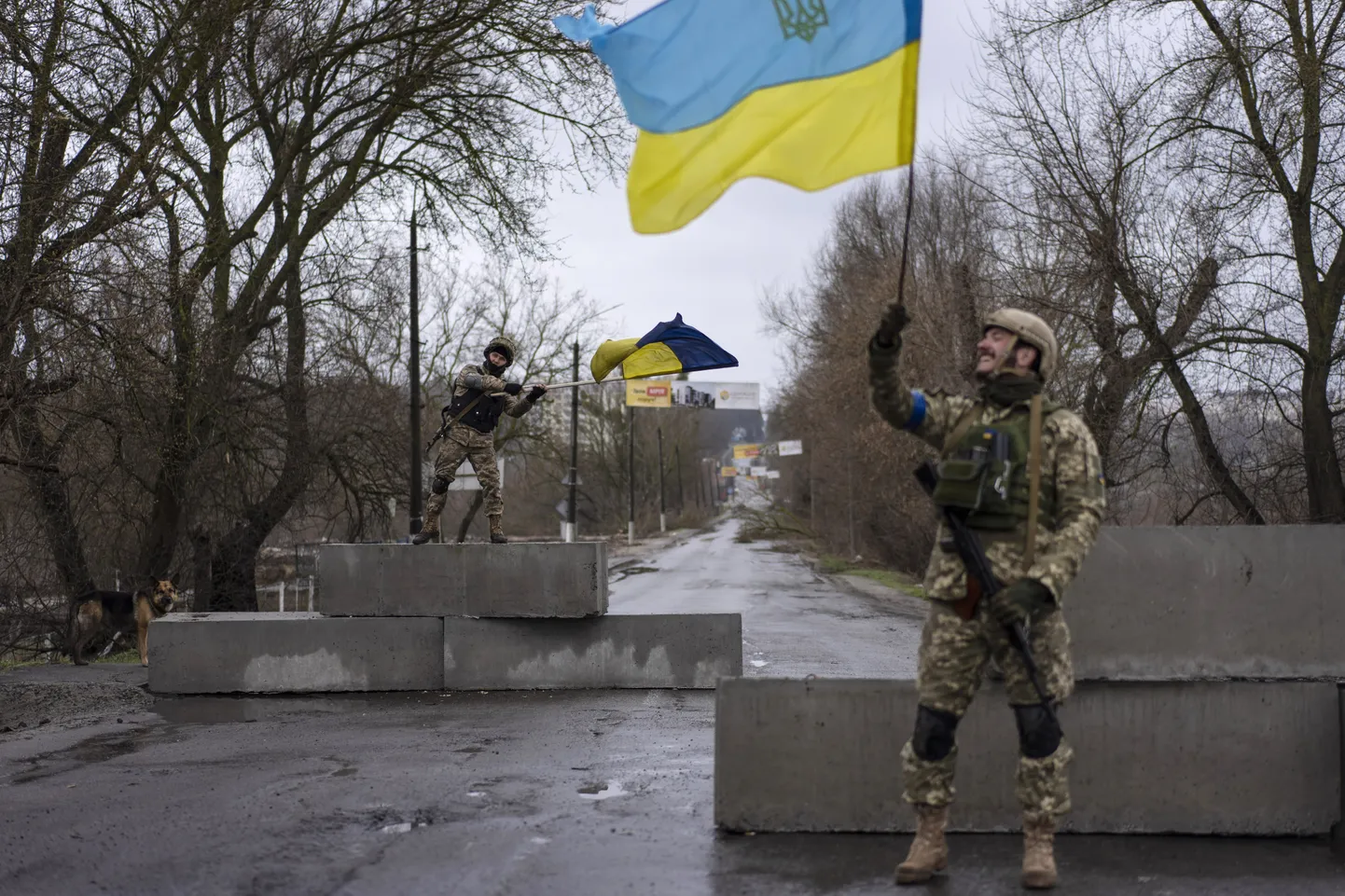 3. aprill. Ukraina sõdurid tähistavad kontrollpunktis Butšas pärast seda, kui Vene väed lahkusid piirkonnast. Samal ajal aga hakkasid avalikkuseni jõudma teated Vene okupatsioonivägede korraldatud tapatalgutest tsiviilisikute vastu.