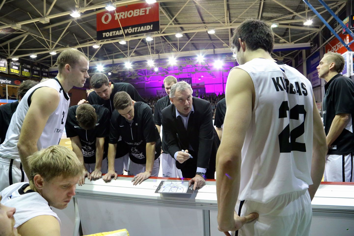 Баскетболитсы клуба Tartu Ülikool/Rock слушают наставления тренера Герда Кулламяэ.
