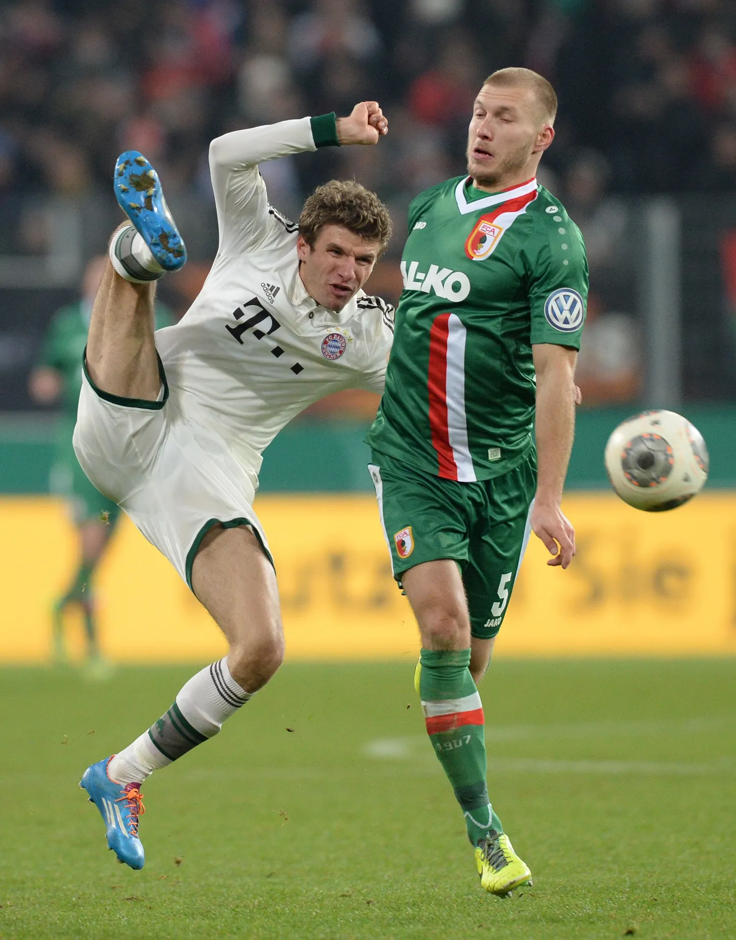 Ragnar Klavan (paremal) võitlemas Müncheni Bayerni poolkaitsja Thomas Mülleriga
