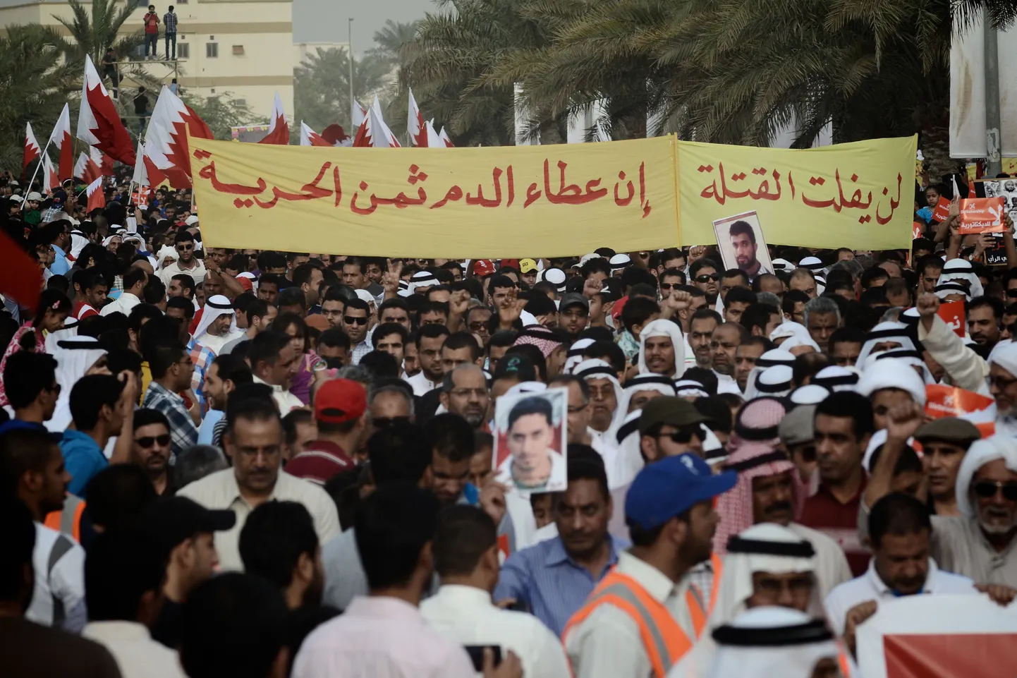 Протесты против проведения гонки "Формулы-1" приняли в столице Бахрейна массовый и ожесточенный характер.