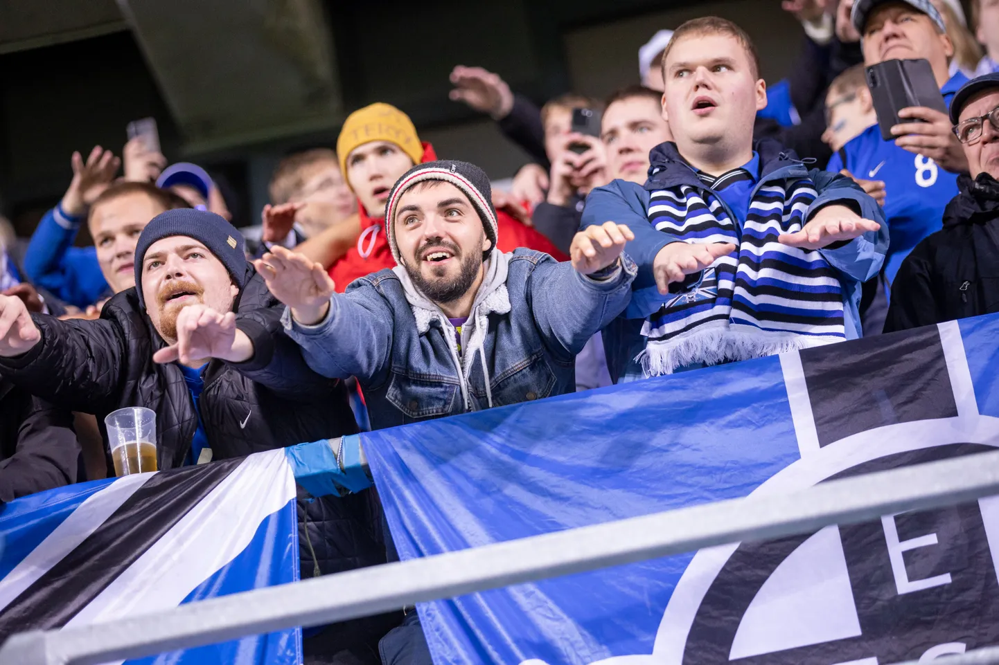 Eesti jalgpallikoondise fännid tänavad meeskonda 3:1 võidu eest.