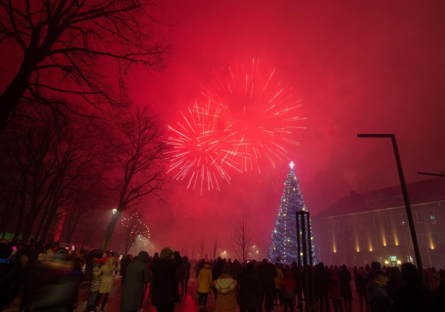 Viljandis saadeti 2020. aasta ajalukku ja tervitati uut aastat Vabaduse platsile kogunedes ja laululava äärest lastavat ilutulestikku jälgides. Pilt illustratiivne