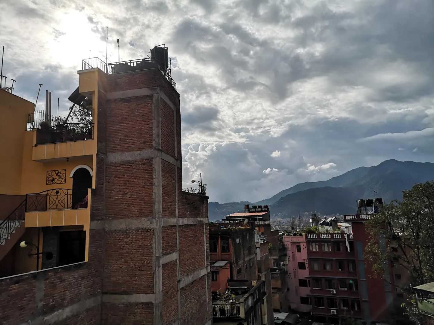 Katmandu vaade. Everest orupõhja ära ei paista, küll aga teatud ilmaga kesklinna ümbritsevatelt mägedelt.