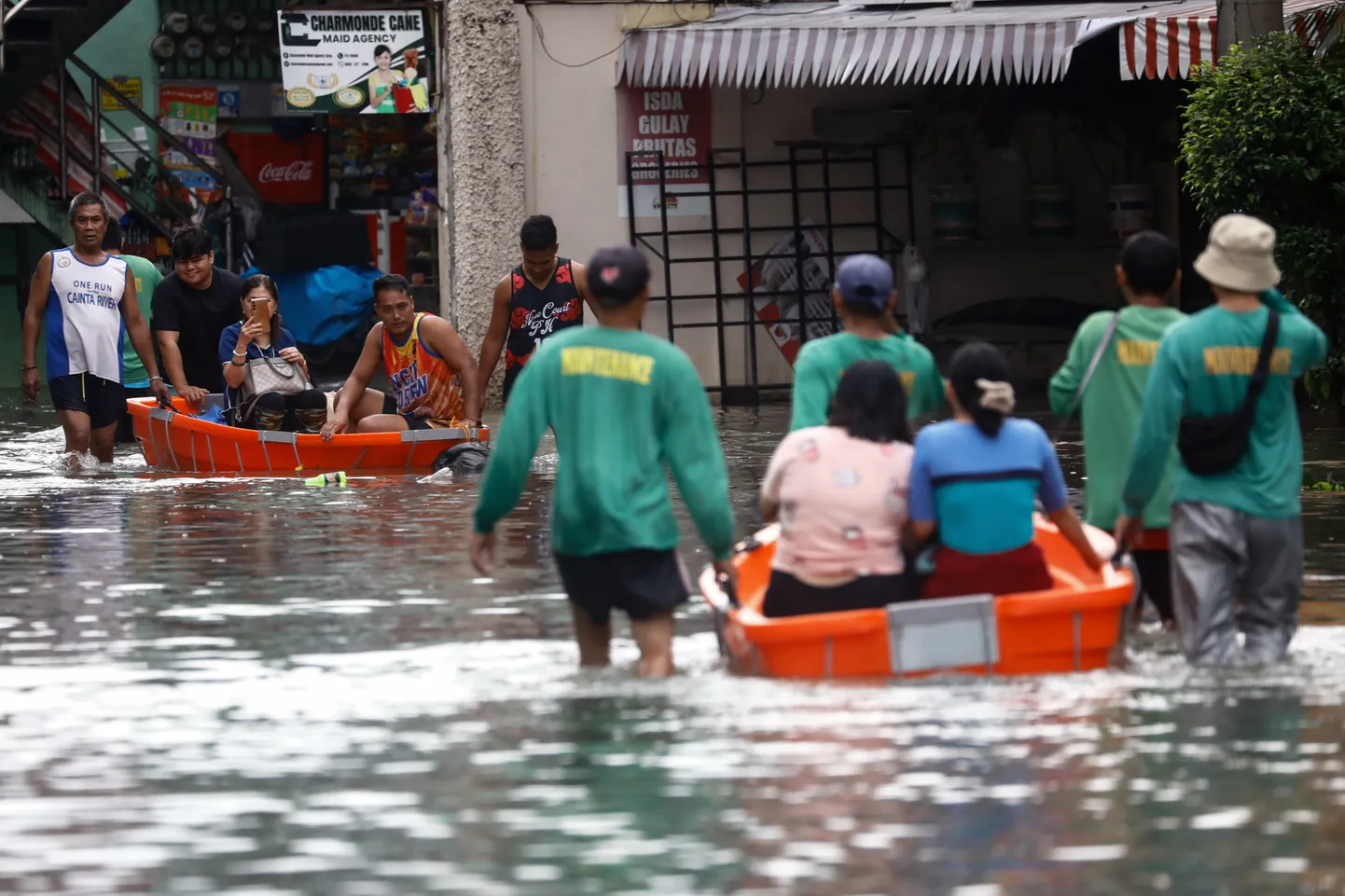 Paatidel inimesed Filipiinide pealinnast Manilast umbes 30 kilomeetri kaugusel asuvas Cainta linnas. 25. oktoober 2024.