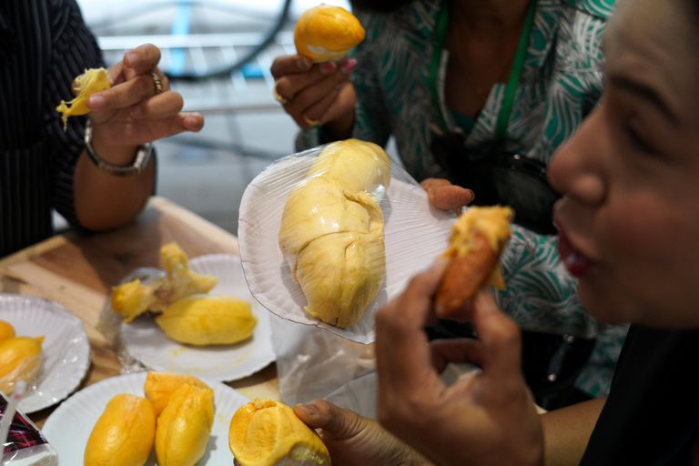 Inimesed söömas duriani