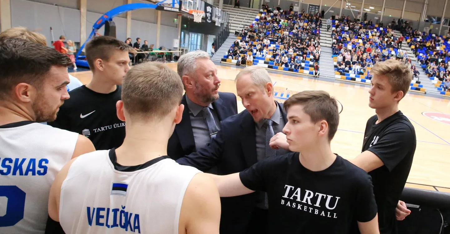 Kuigi kogemusi napib, pole Tartu ülikooli korvpallimeeskonna eesmärkide latti alla lastud, kinnitas peatreener Priit Vene (keskel). Laupäeval sai ülikooli verinoor meeskond Eesti-Läti ühisliiga avamängus võidu BK Jurmala üle.
