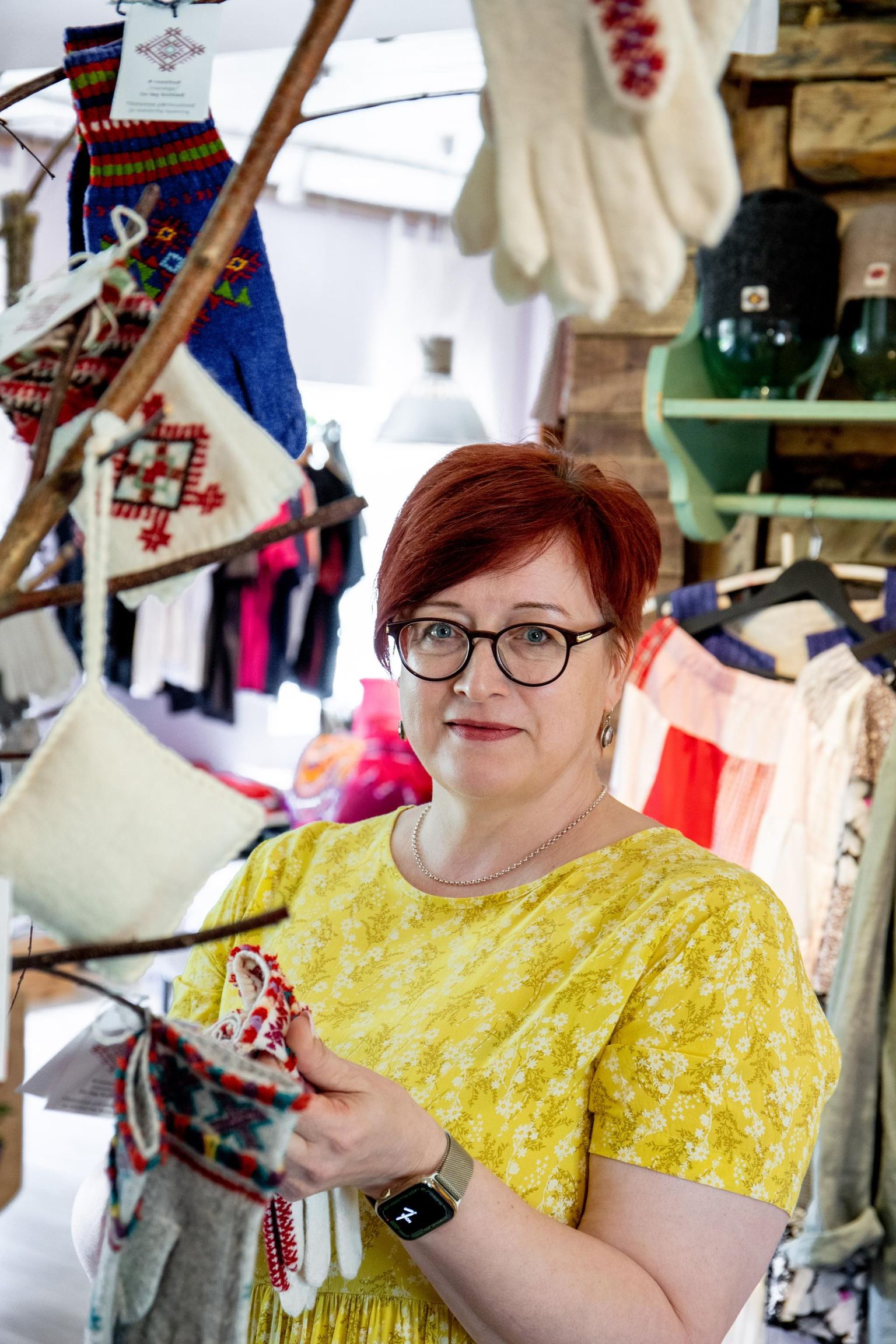 Roositud kindad on Tõstamaa kihelkonna eripära, mille kudumise kunsti Anu Randmaa taaselustab ja näitab valikut imelist näputööd, mis ripub käsitööpoes.