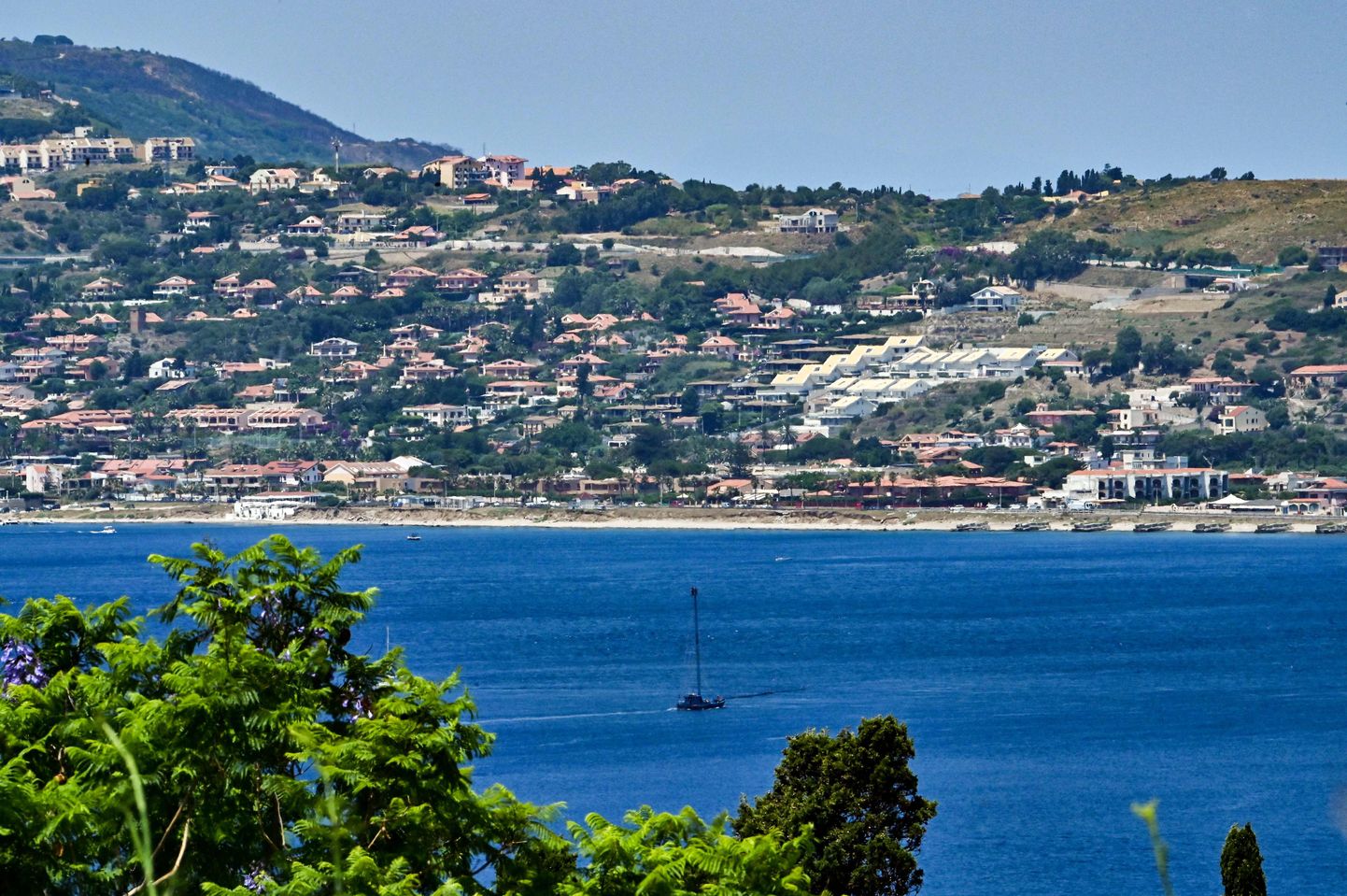 Vaade Sitsiilia Torre Faro rannikule Lõuna-Itaalias Calabria maakonna Scilla linnast 7. juuli 2020.