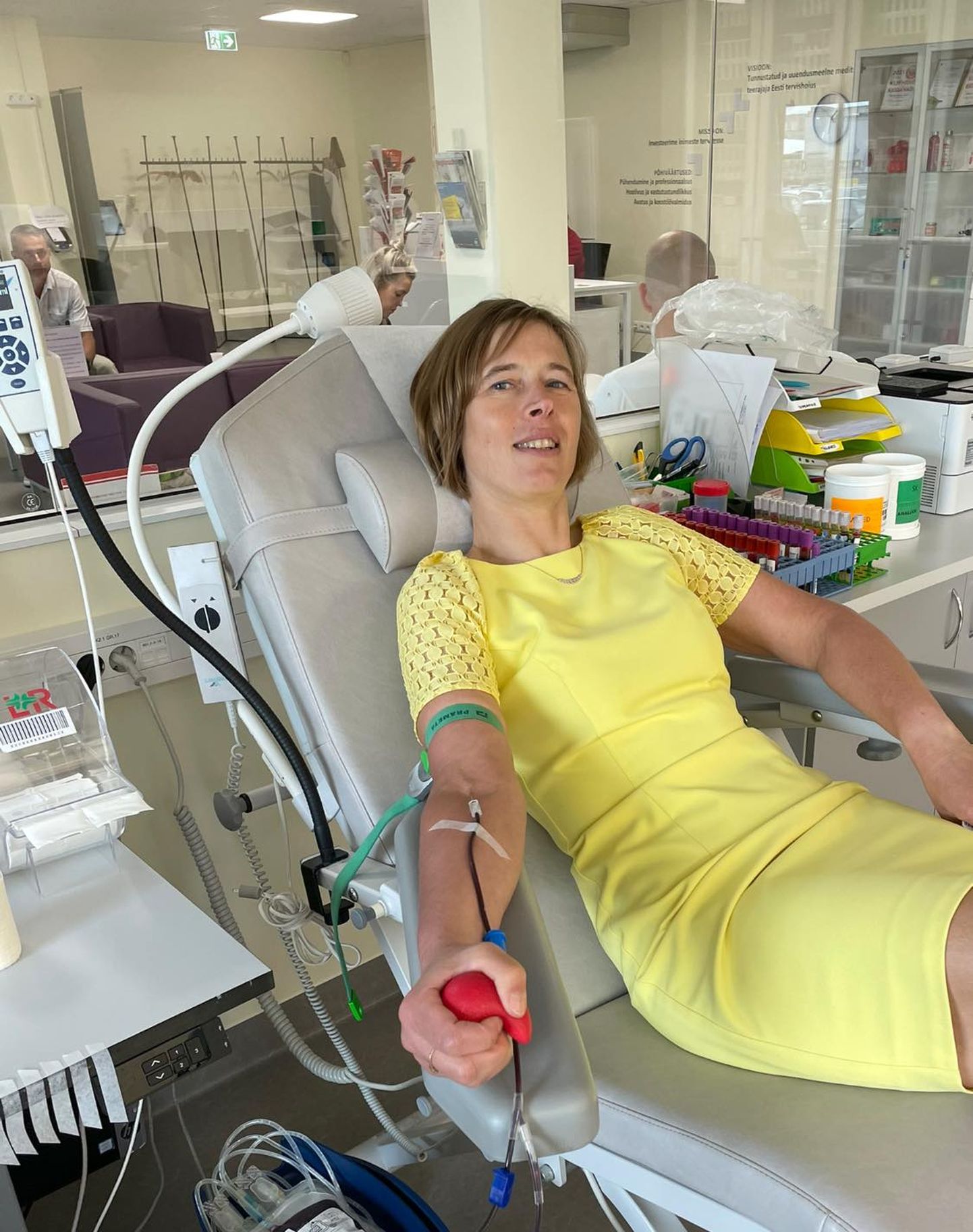 Kersti Kaljulaid verd annetamas.