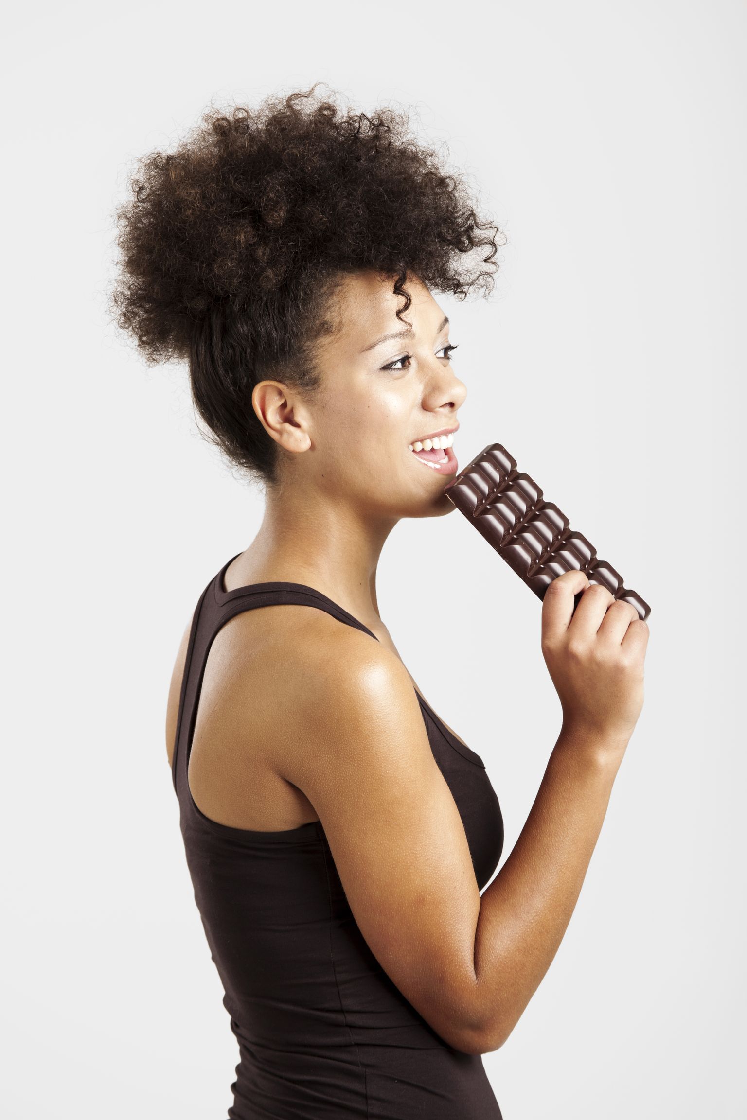 Женщина ест шоколад. Иллюстративное фото.