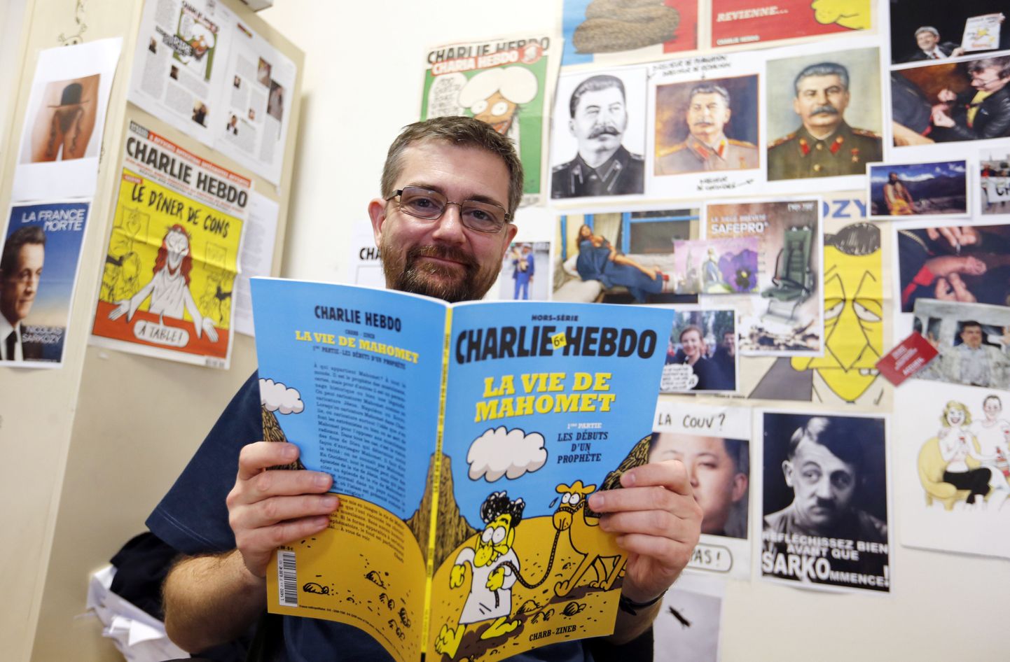 Prantsuse satiiriajakirja Charlie Hebdo väljaandja Charb näitamas kolmapäeval avaldatava koomiksiraamatu «Muhamedi elu» esikaant.